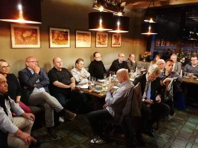 Gäste lauschen dem Thema "Wirtschaftsstandort Deutschland"