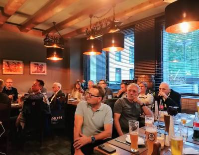 Gäste lauschen dem Thema "Wirtschaftsstandort Deutschland"