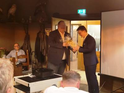 Hermann Hein, MU Kreisvorsitzender Fürth, überreicht eine kleine Aufmerksamkeit an den Referenten Thomas Gimperlein, stellvertretender Vorstandsvorsitzender der VR Metropolregion Nürnberg e.G. und bedankt sich für den spannenden und interessanten Vortrag.