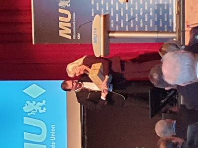 Jutta Leitherer, stellvertretende Landesvorsitzende dankt Martin Huber, MdL für seine Unterstützung