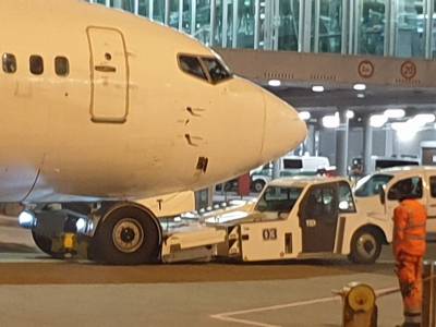 Vorbereitung für den "push back". Flugzeuge, die nicht rückwärts fahren können, werden mit Hilfe eines Servicefahrzeugs des Flughafens ausgeparkt.
