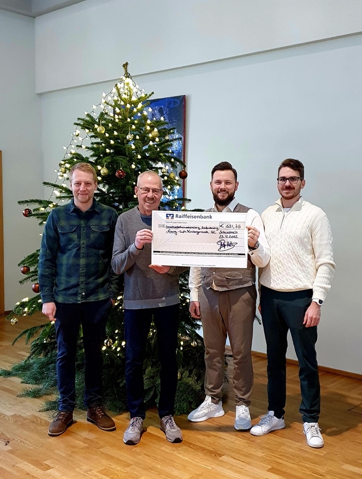 v.l.n.r.  Wolfgang Eberlein, Pfarrer Dr. Paul-Hermann Zellfelder, Philipp Mller und Eirik Decker bei der Spendenbergabe